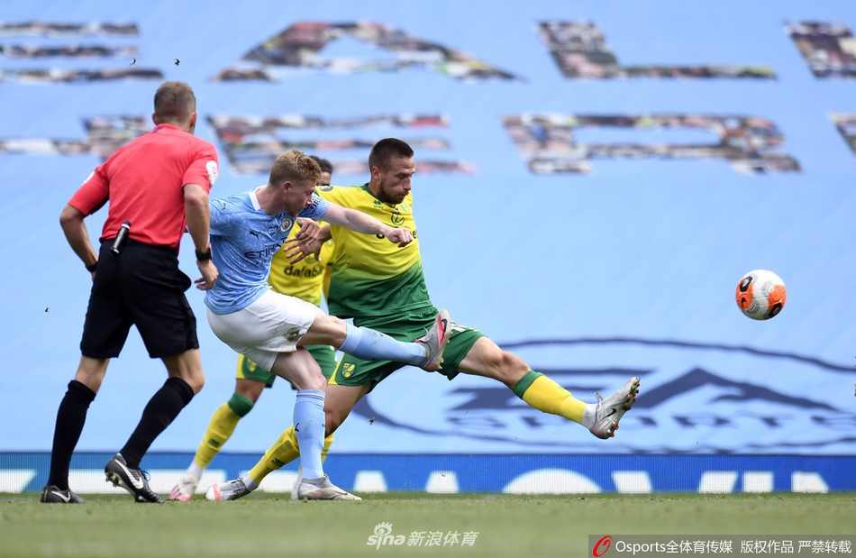 德布劳内在比赛中送出精妙直塞，皮球精准穿越防线，他追平英超助攻纪录的赛季表演正是由无数个这样的瞬间构成