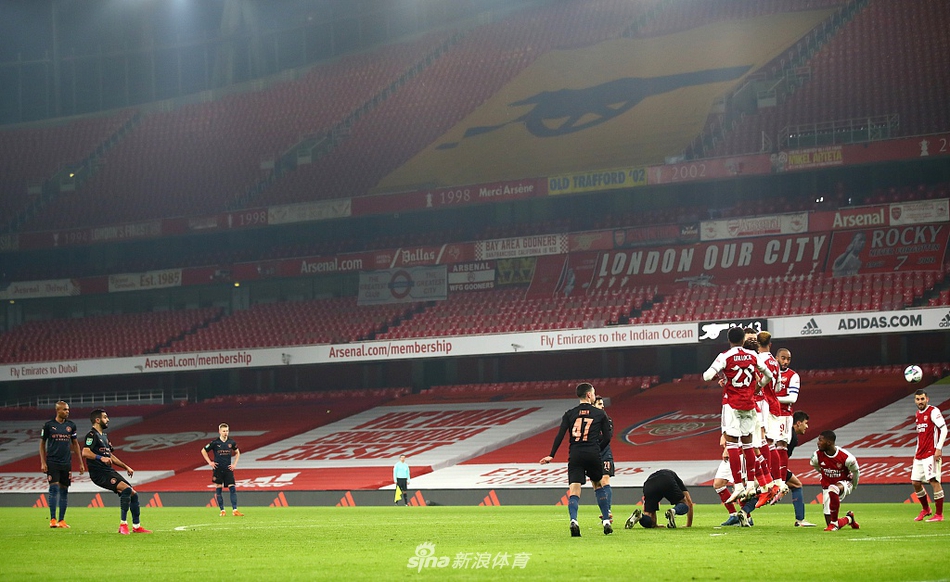 马赫雷斯张开双臂肆意奔跑，庆祝自己那记造成门将失误的任意球破门，脸上写满了自信