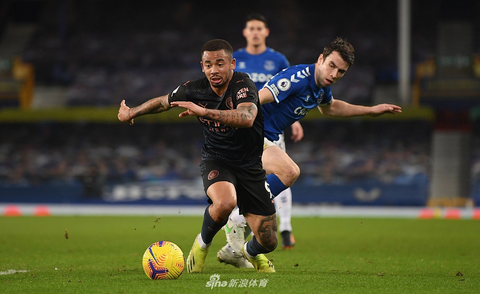 贝尔纳多·席尔瓦起脚劲射的瞬间，他的身姿舒展，目光如炬，皮球如离弦之箭般直窜网窝，为球队锁定了胜局。