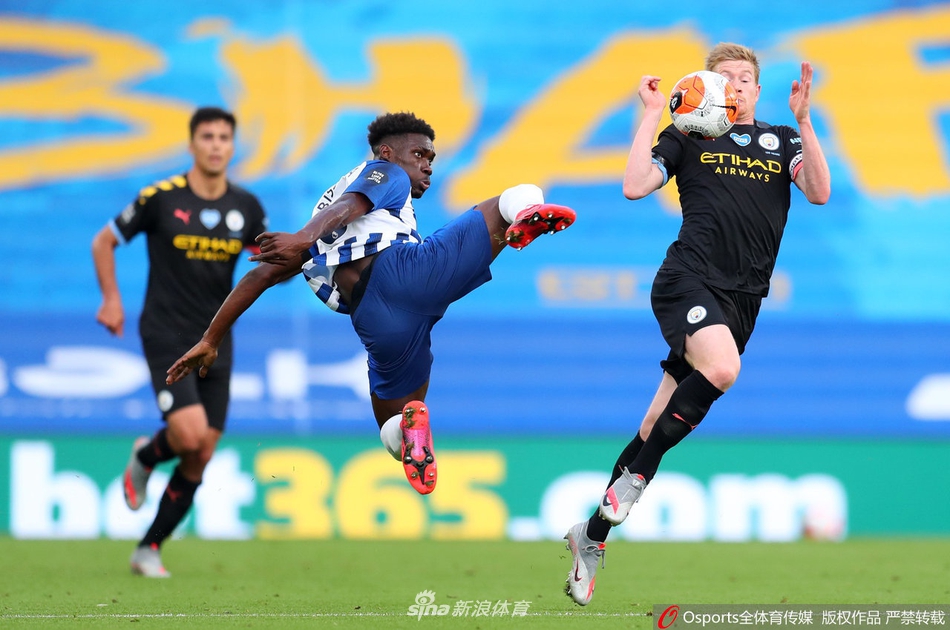 皮球意外地砸在斯特林头上弹入球网，完成帽子戏法的他露出了憨厚而惊喜的笑容，这一幕也成为了本场比赛最有趣的注脚。