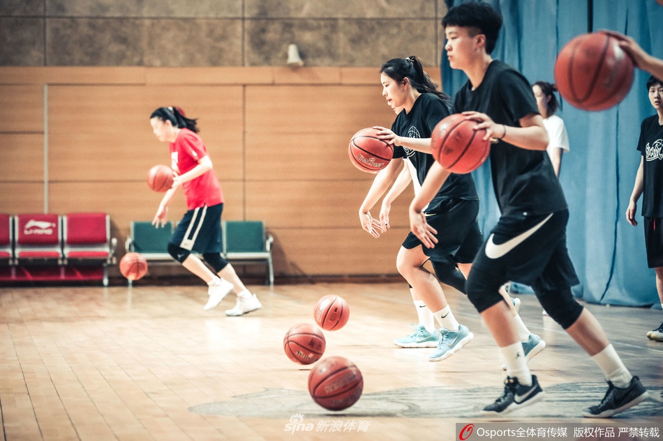 在洒满阳光的训练馆里，山西竹叶青女篮的队员们围成一圈，专注地进行着放松拉伸，为接下来的高强度训练做好充分准备。
