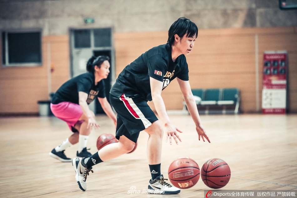 夕阳透过训练馆的窗户，为正在整理训练器材的队员们勾勒出金色的轮廓，一天的训练在宁静与充实中结束。