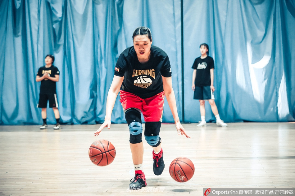 汗水浸湿了球衣，一名队员在训练结束后依然加练投篮，专注的神情体现了山西女篮姑娘们对胜利的执着追求。