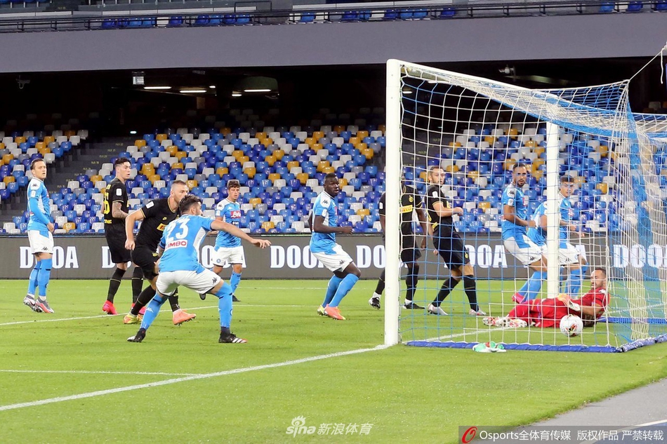 国际米兰中场核心埃里克森主罚角球瞬间，皮球划出精妙弧线直接飞向球门