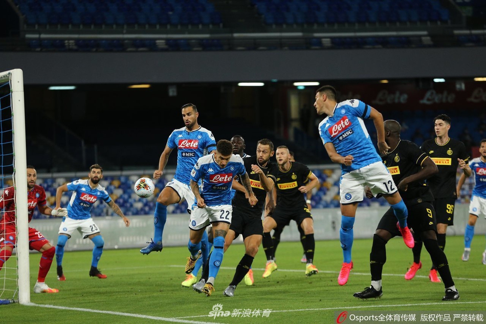 那不勒斯球员们赛后紧紧相拥，庆祝球队凭借顽强斗志晋级意大利杯决赛