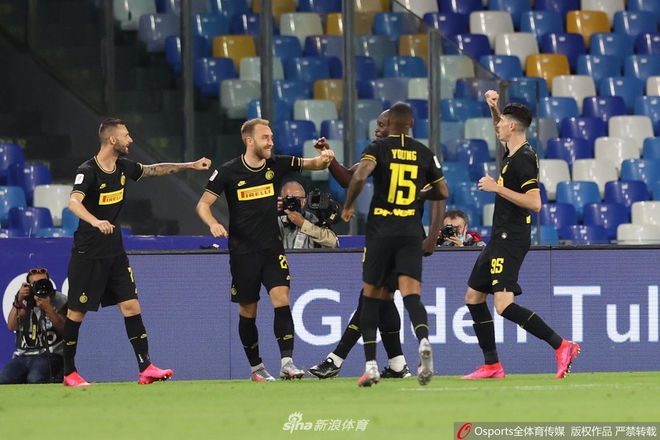 那不勒斯门将奥斯皮纳迅速开出门球策动反击，眼神中充满对胜利的渴望