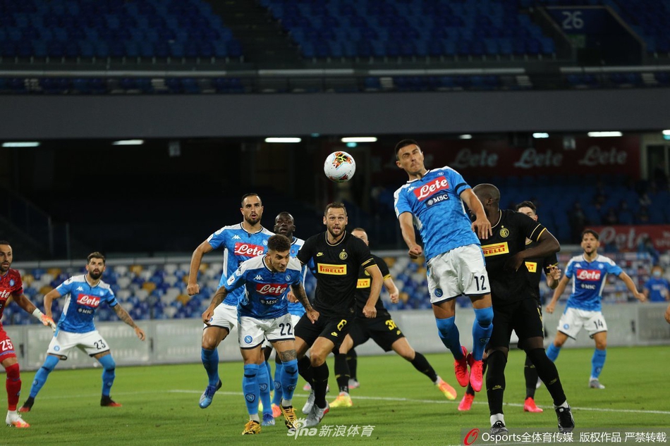 国米主教练孔蒂在场边焦急指挥，肢体语言透露出对胜利的极度渴望