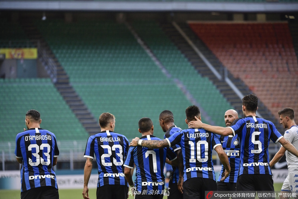 坎德雷瓦在打进最后一球后，与队友埃里克森头碰头共同庆祝，两人脸上洋溢着灿烂的笑容，身后是巨大的比分牌，记录着这场6-0的辉煌胜利