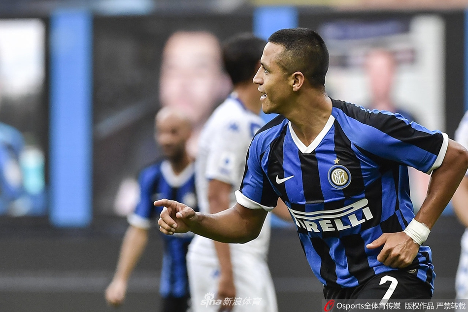 丹布罗西奥在人群中高高跃起头球破门瞬间，他的眼神坚定地注视着飞向球门的皮球，身旁的布雷西亚防守球员只能望球兴叹，成为背景