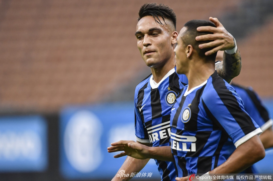 丹麦中场埃里克森在打入个人意甲首球后，兴奋地握拳奔跑庆祝，脸上写满了释放与喜悦，这粒进球是对他努力融入球队最好的回报