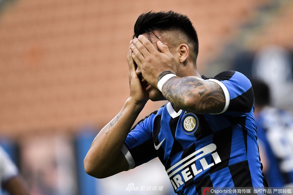 阿什利-杨在进球后张开双臂肆意奔跑庆祝，他的身后紧随着同样激动的丹布罗西奥和队友们，整个梅阿查球场都在为这粒精彩的凌空斩而陷入疯狂