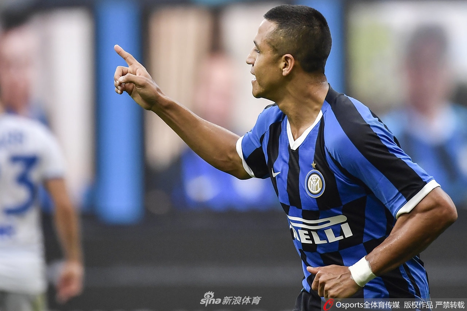 加利亚尔迪尼在人群中抢点头球破门后激情怒吼，他的面部肌肉因发力而紧绷，手臂上隆起的青筋彰显着这一刻的力量与激情