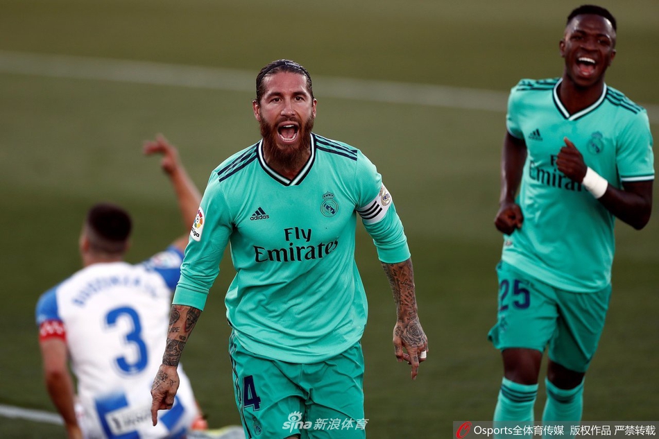 莱加内斯球员吉尔小角度破门后激情滑跪，主场球迷陷入疯狂