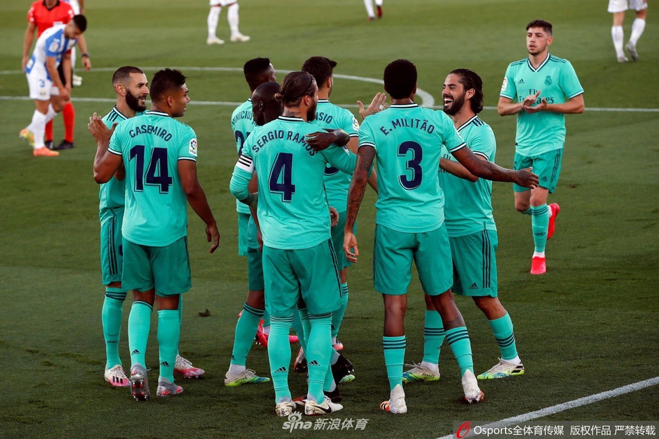 伊斯科送出精妙助攻后神情专注，他是本场皇马进攻端最亮眼的节拍器