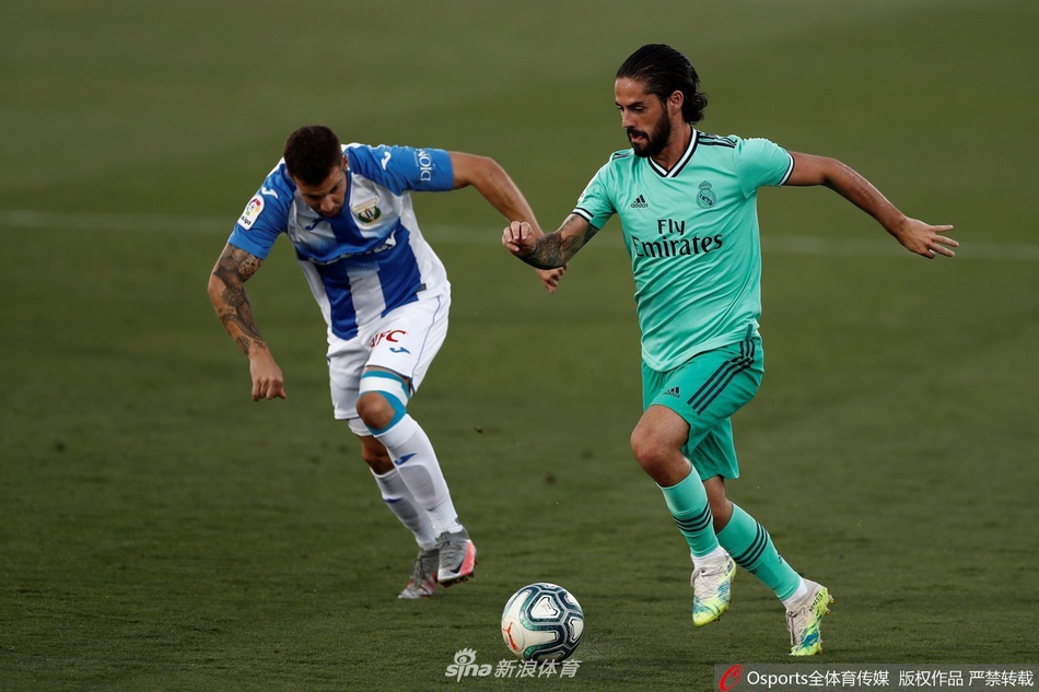 拉莫斯霸气头球破门瞬间，皇马队长滑跪庆祝引爆客场球迷区