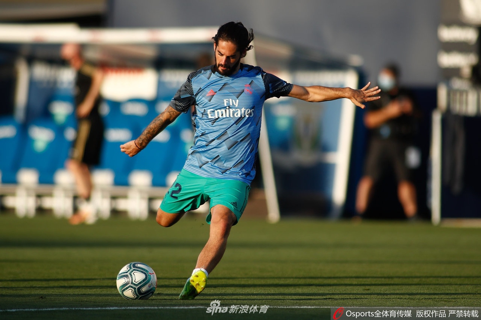 阿萨莱打入扳平进球后与队友忘情庆祝，全队为保级希望做最后拼搏