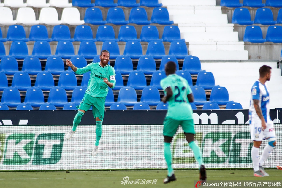 阿森西奥单刀推射破门后握拳怒吼，宣告自己的伤愈回归和良好状态