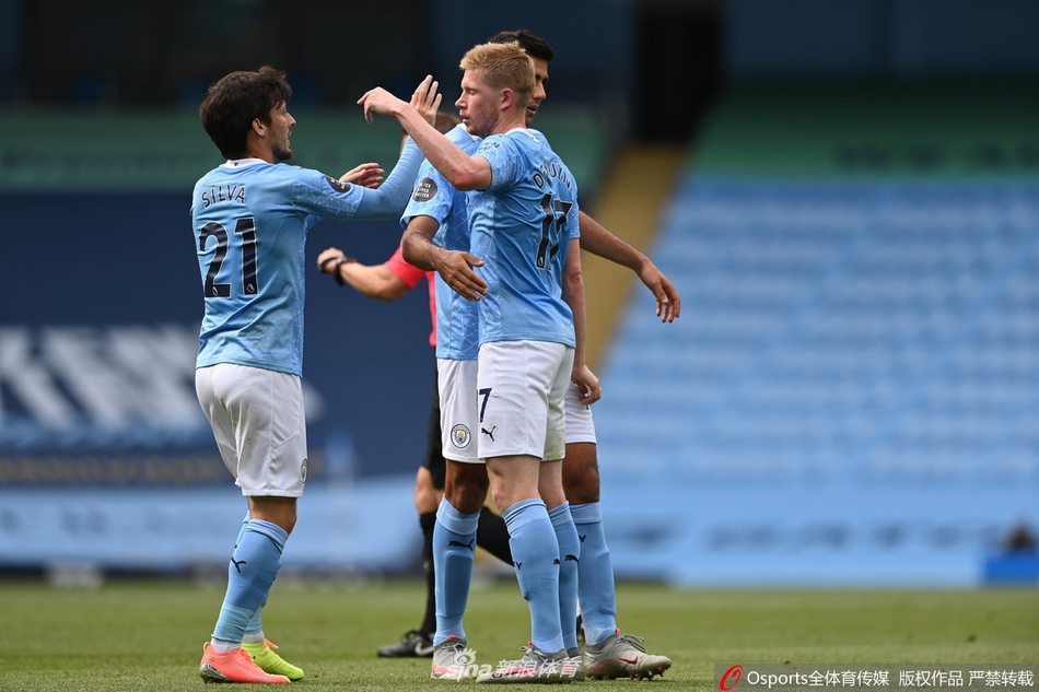 曼城众将簇拥着即将离队的功勋球员大卫-席尔瓦，西班牙魔术师的蓝月生涯在这一刻画上圆满句点，温情满满