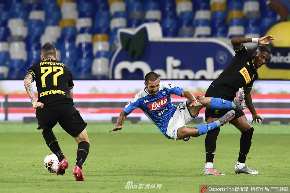 比赛开始前，双方球员与场边医务工作者共同默哀，向抗击疫情的英雄们致敬