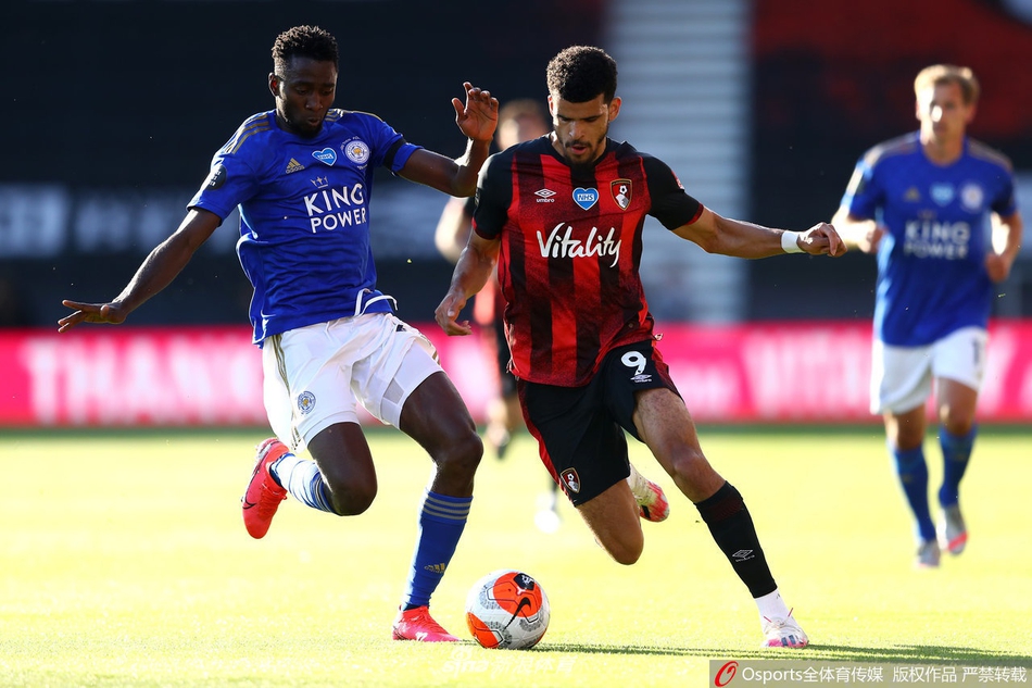 瓦尔迪张开双臂狂奔向角旗区，身后的队友们追逐着与他一起庆祝，这粒进球一度让莱斯特城看到了锁定胜局的希望。