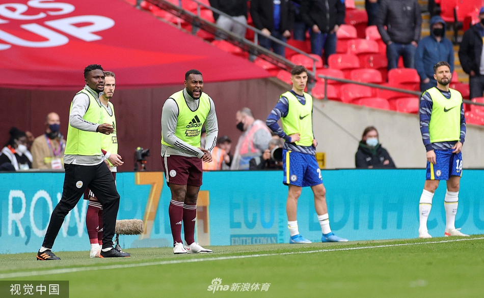 赛后颁奖仪式上，莱斯特城球员们肩并肩站在一起，对着看台上仍未离去的自家球迷忘情庆祝，共享这来之不易的荣耀时刻。