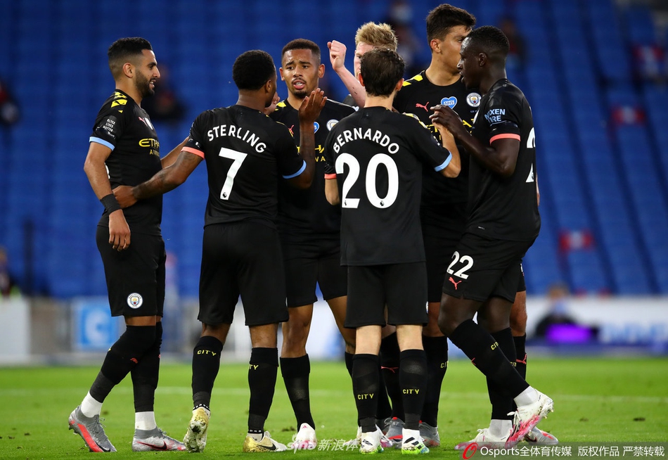 斯特林禁区外张弓搭箭，一记精妙的弧线球如同弯刀出鞘，皮球划破长空直挂死角，为曼城吹响了大胜的号角。