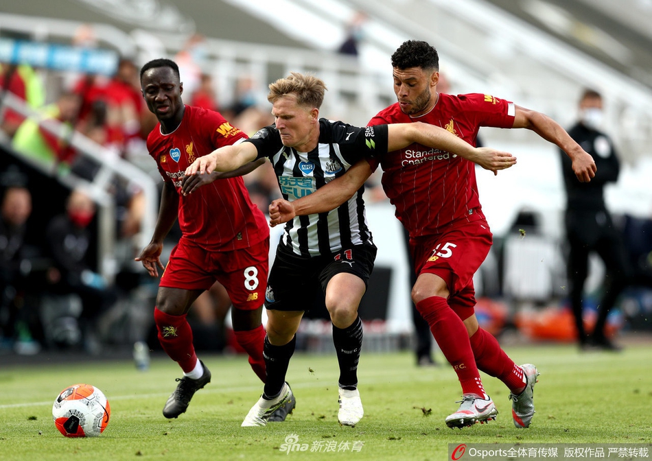 红军铁卫范戴克在纽卡禁区内如巨塔般升起，以一记势大力沉的头槌攻门，皮如流星般直挂网窝，瞬间点燃了客场球迷的热情