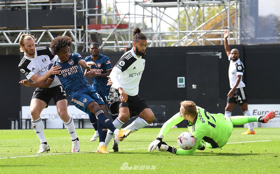 威廉在比赛中主罚任意球，皮球越过人墙后急速下坠，最终遗憾击中门柱弹出，惊出富勒姆全队一身冷汗