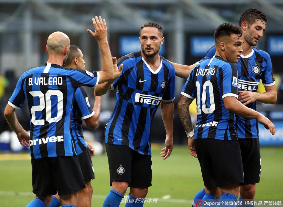 智利球星桑切斯在梅阿查球场张开双臂激情滑跪，在他的身后是无数为他欢呼的蓝黑拥趸，他脸上的笑容与草皮的划痕共同记录着这场伟大胜利的喜悦