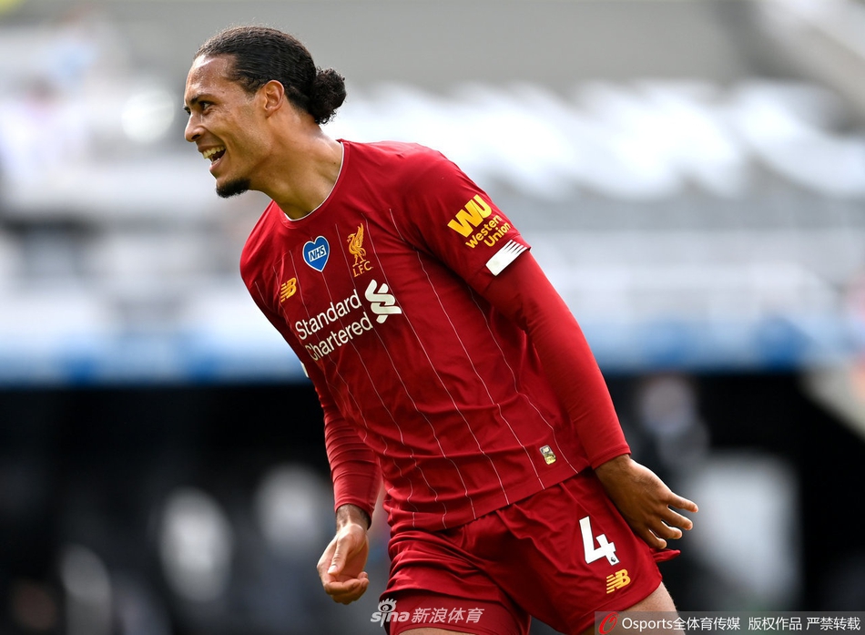 利物浦的球员们在奥里吉打入反超一球后激情拥抱在一起，替补席上的队友也纷纷挥拳庆祝，团队足球的喜悦感染着每一个人