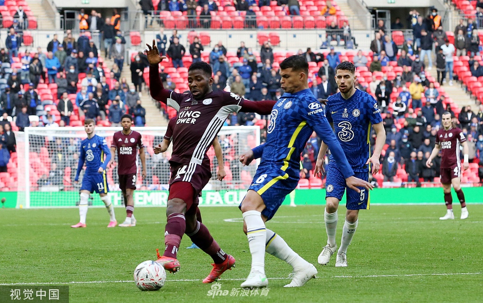 进球后的蒂莱曼斯被疯狂的队友们团团围住，温布利球场的这一角彻底沦为蓝狐军团欢庆的海洋，球员脸上写满了难以置信的狂喜。