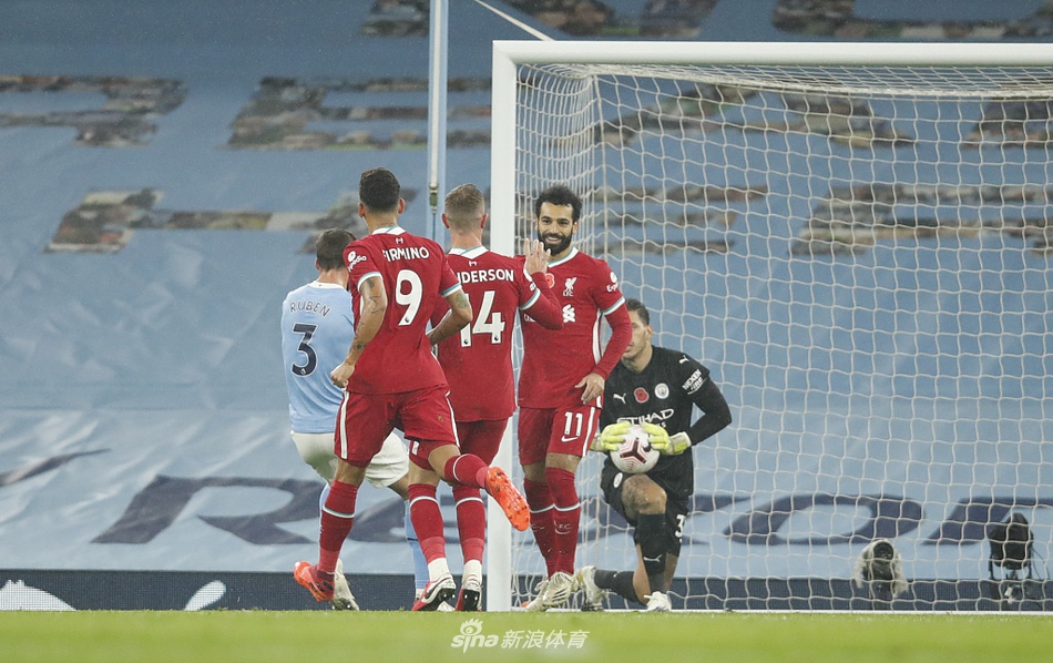 马内与沃克在边路激烈拼抢，两人眼中只有皮球，肌肉的碰撞和意志的对抗在这一刻展现得淋漓尽致。