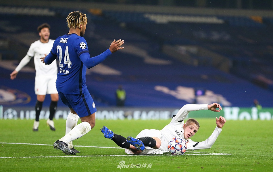 维尔纳在雷恩防守球员的包夹下依然保持控球，眼神中透露出坚定与自信