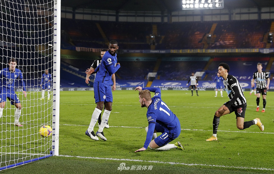 终场哨响，切尔西门将凯帕高举双臂庆祝零封，在这场来之不易的胜利背后，是他稳健的发挥为球队守住了最后的防线，宣告了自己的归来。