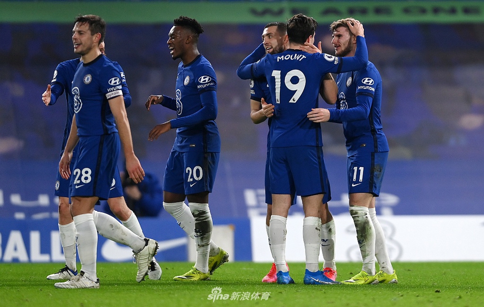 法兰西锋霸吉鲁在门前混战中机敏捅射破门，这一刻他宛若斯坦福桥的优雅舞者，用一剑封喉的表演点燃了冬夜的激情。