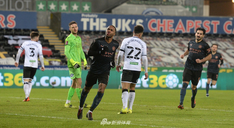 沃克意外收获神仙球，边路传中诡异旋入网窝，门将伍德曼望球兴叹