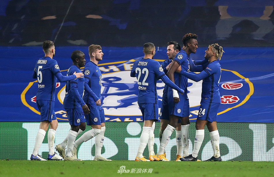 亚伯拉罕在禁区内射门瞬间，皮球击中了达尔伯特扬起的手臂，主裁判随后判罚点球