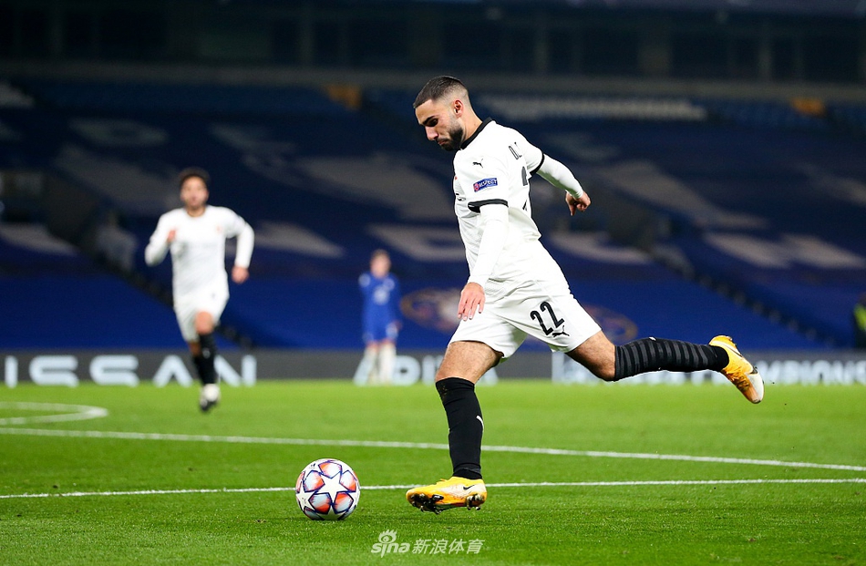 门迪面对旧主雷恩高接低挡，力保球门不失，赛后他握拳怒吼宣告胜利