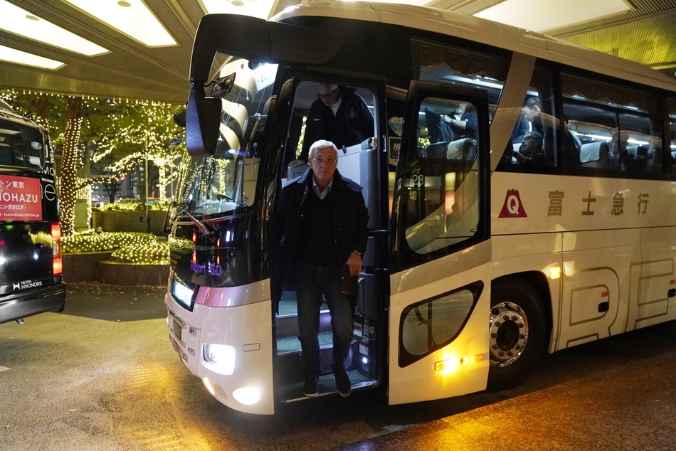 神态自若的里皮领衔国足将帅,王大雷潮装现身,于大宝张琳芃等队员鱼贯而出,抵达东京机场瞬间