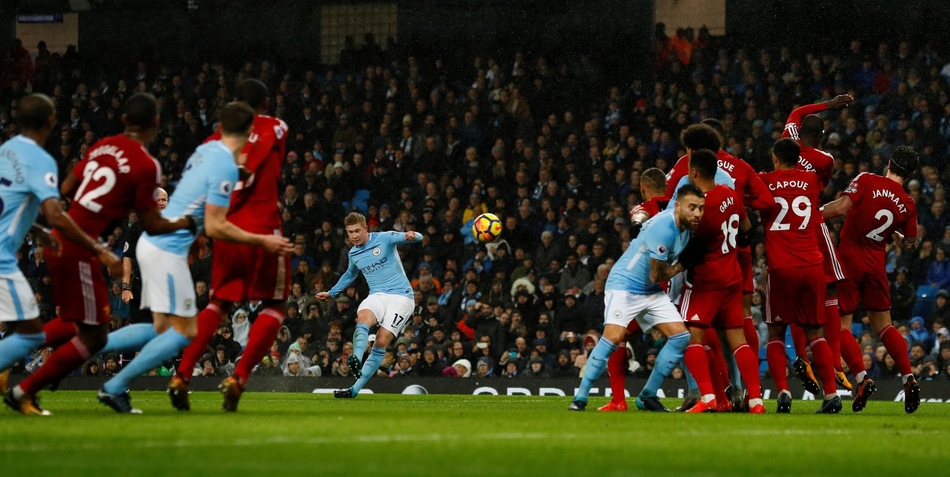 德布劳内任意球射门