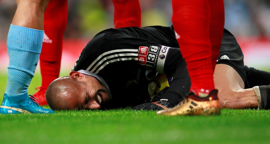 戈麦斯受伤倒地