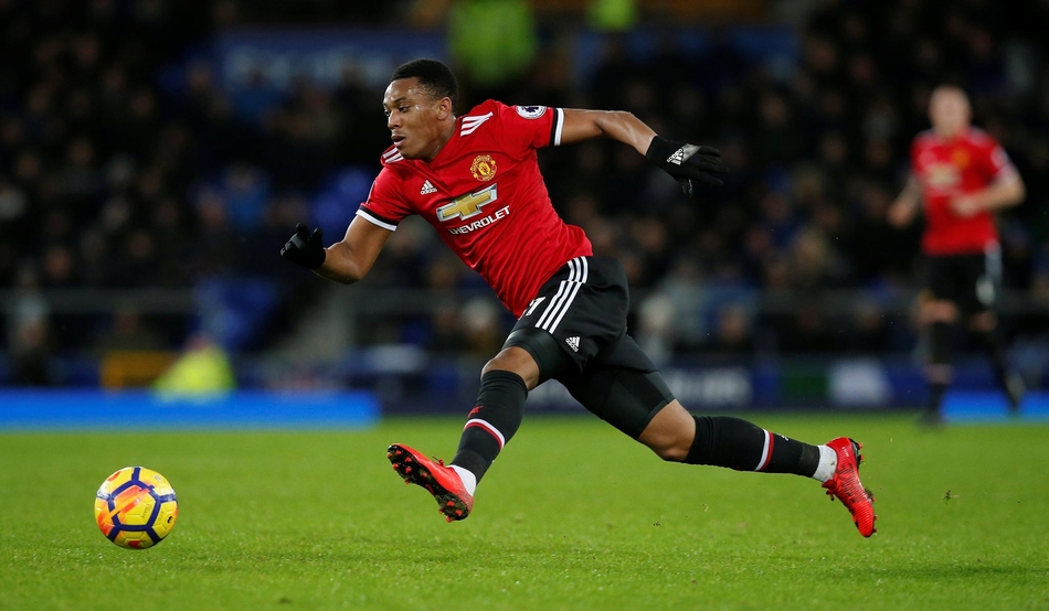 马夏尔带球奔跑