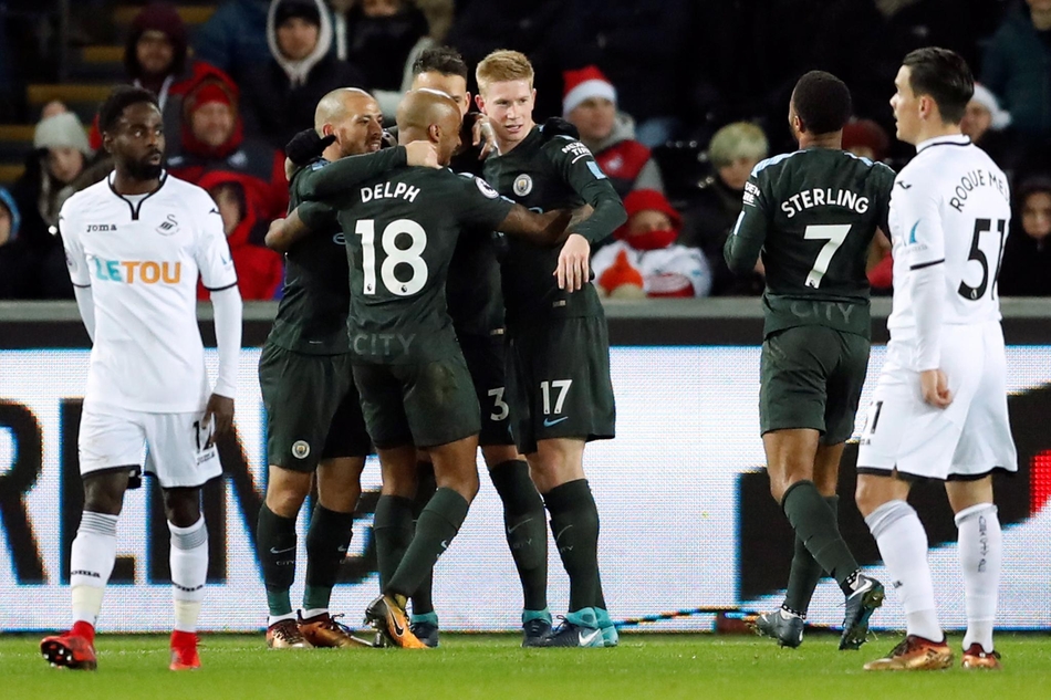 队友祝贺德布劳内