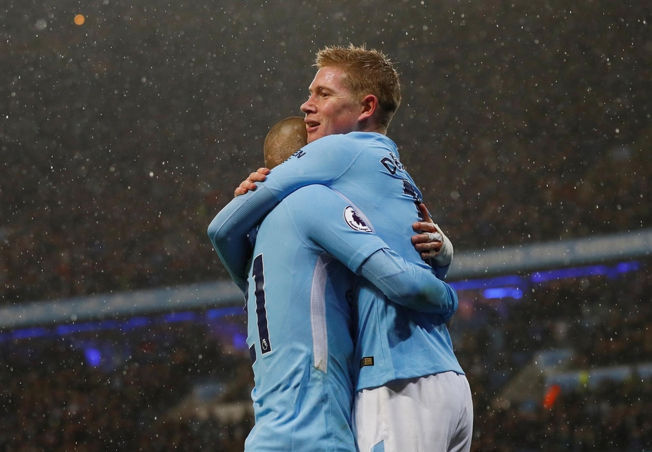 德布劳内拥抱席尔瓦