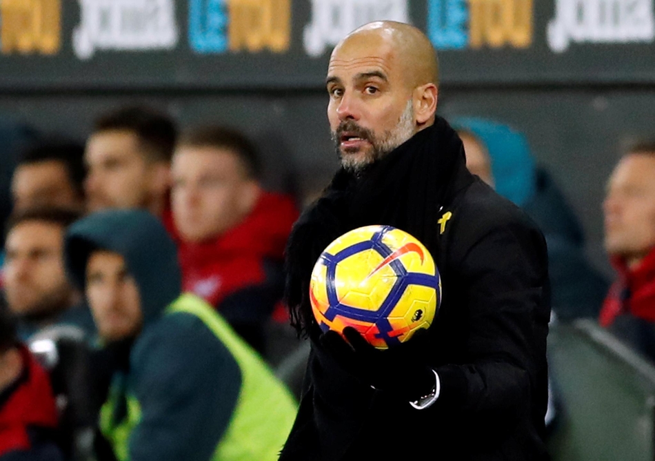 瓜迪奥拉拿着球