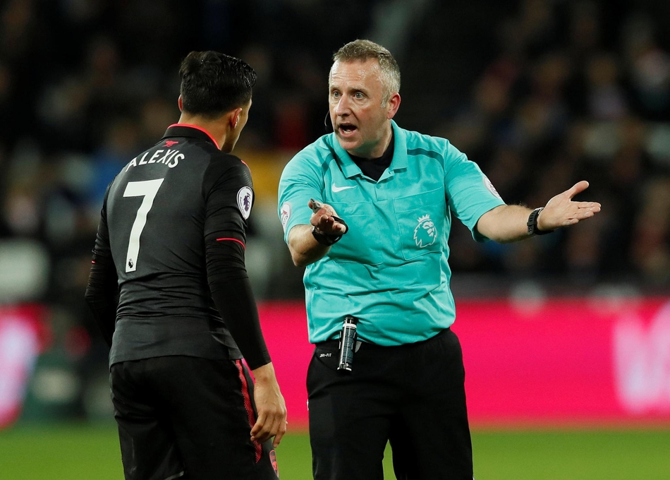 桑切斯和裁判交流