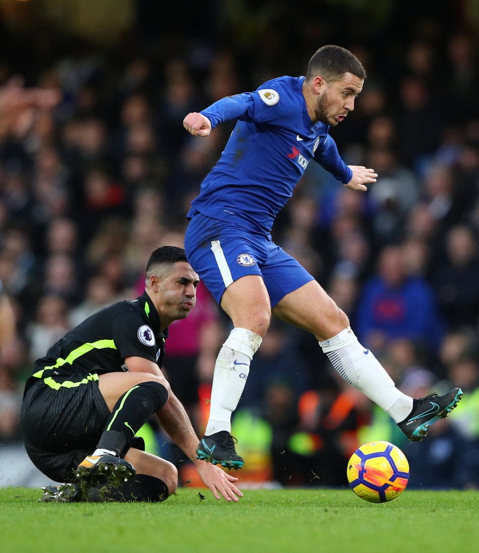 阿扎尔带球突破