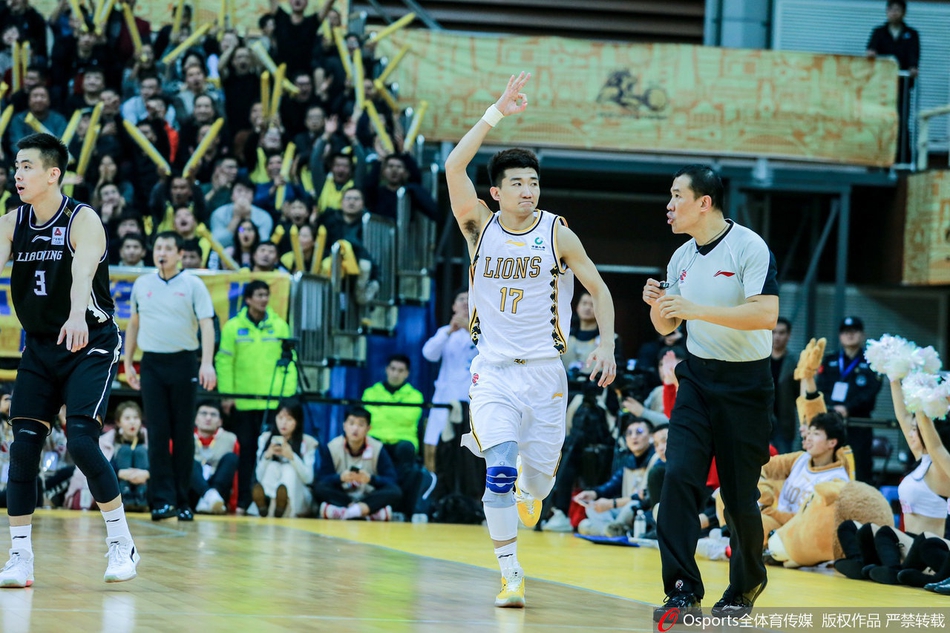 孙铭徽在辽宁队严防死守下依然冷静指挥，眼神中透露出必胜的决心，全场球迷为他沸腾。