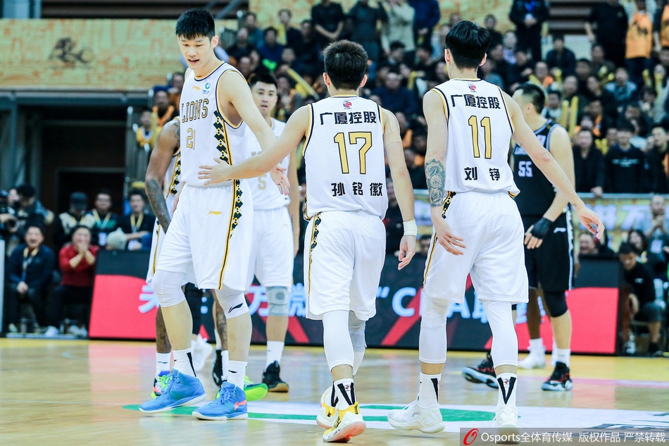 威尔斯如同闪电般突破辽宁防线，腾空而起的高难度上篮瞬间引爆全场气氛。