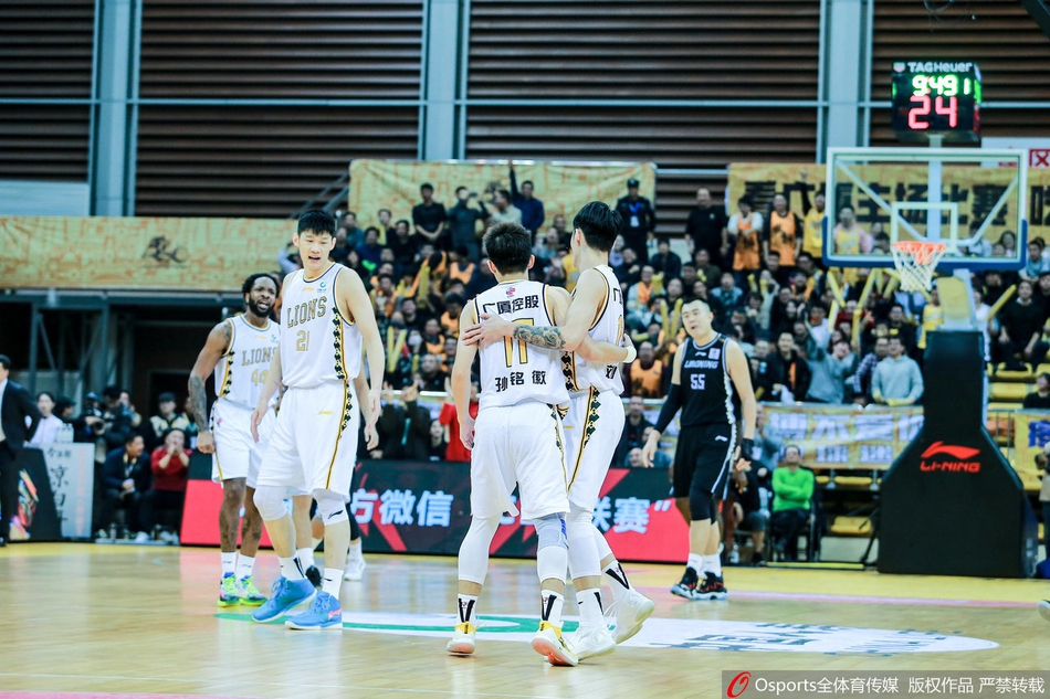 韩德君与巴斯在篮下筑起钢铁长城，用强壮的身体硬扛广厦队的轮番冲击，守护着辽宁的内线尊严。
